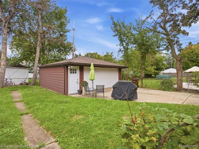 2142 Hawthorne Road, Grosse Pointe Woods, MI 48236