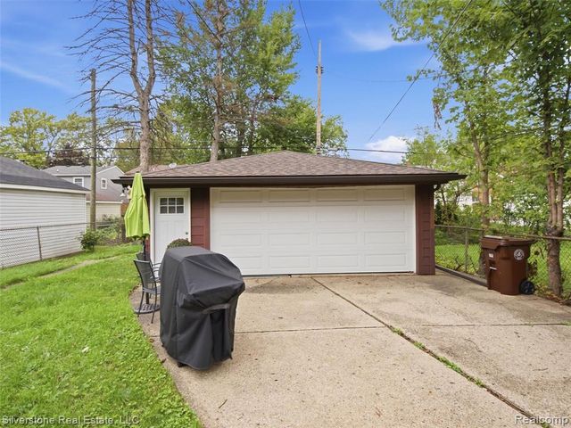 2142 Hawthorne Road, Grosse Pointe Woods, MI 48236