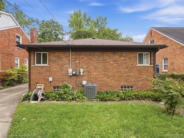 2142 Hawthorne Road, Grosse Pointe Woods, MI 48236