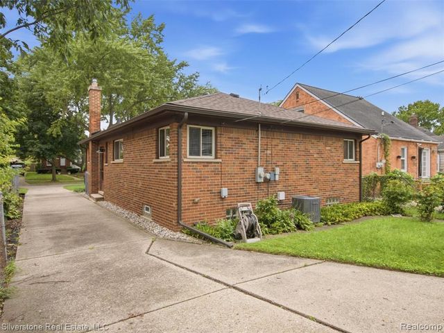 2142 Hawthorne Road, Grosse Pointe Woods, MI 48236