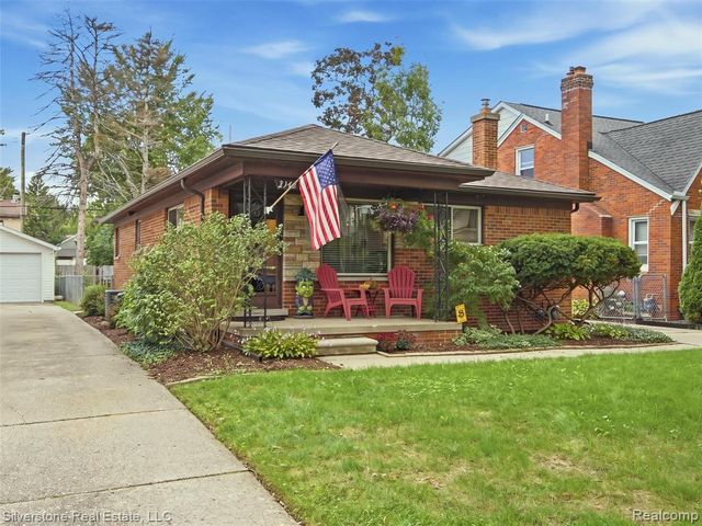 2142 Hawthorne Road, Grosse Pointe Woods, MI 48236
