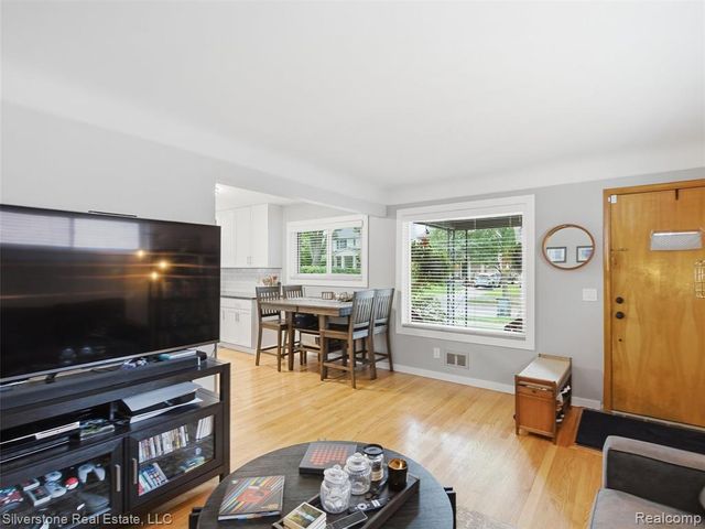 2142 Hawthorne Road, Grosse Pointe Woods, MI 48236
