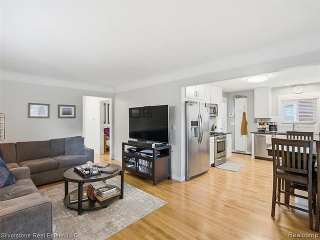 2142 Hawthorne Road, Grosse Pointe Woods, MI 48236
