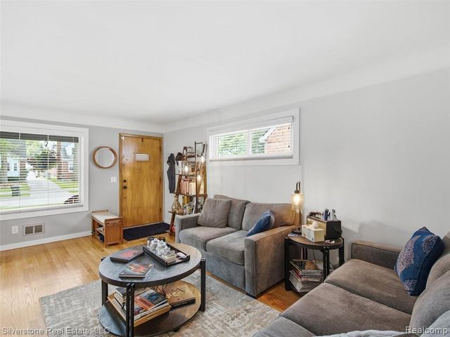 2142 Hawthorne Road, Grosse Pointe Woods, MI 48236