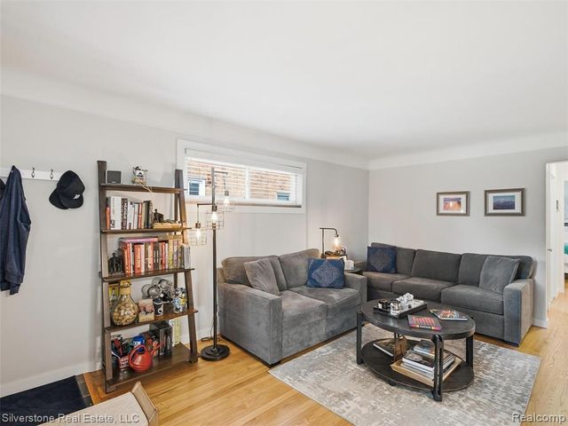 2142 Hawthorne Road, Grosse Pointe Woods, MI 48236