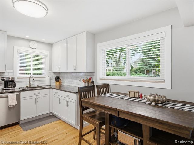 2142 Hawthorne Road, Grosse Pointe Woods, MI 48236