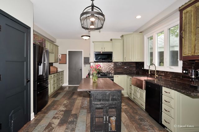 155 Salford Drive, Algonquin, IL 60102
