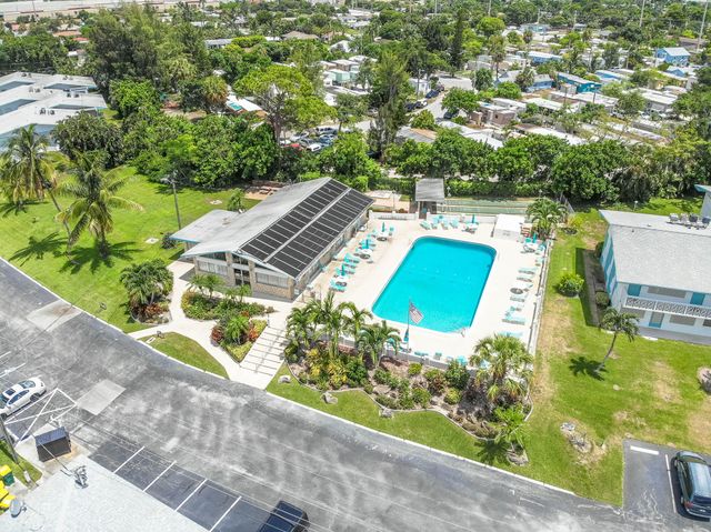 2004 Lake Osborne Drive 4, Lake Worth Beach, FL 33461