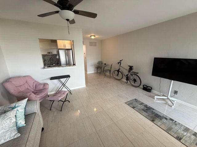 2004 Lake Osborne Drive 4, Lake Worth Beach, FL 33461