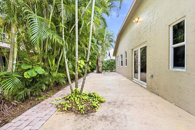 340 Hammocks Trail, Greenacres, FL 33413