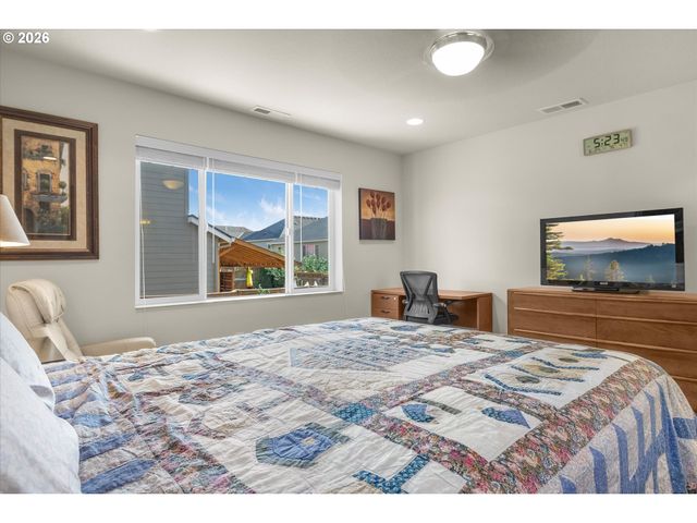 17366 Se BLACKBURN St, Damascus, OR 97089