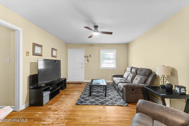 1 Lee Court, Jacksonville, NC 28546