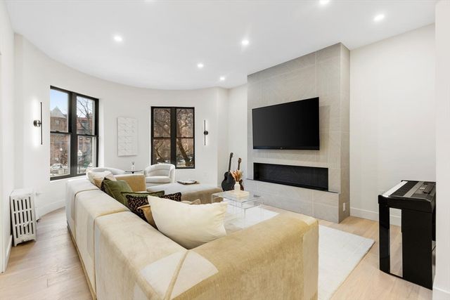 382 Commonwealth Ave Apt 24, Boston, MA 02215