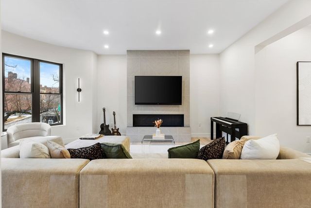 382 Commonwealth Ave Apt 24, Boston, MA 02215