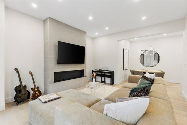 382 Commonwealth Ave Apt 24, Boston, MA 02215