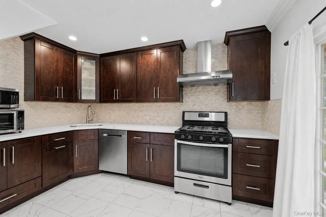 73 Parkway Drive, Roslyn Heights, NY 11577