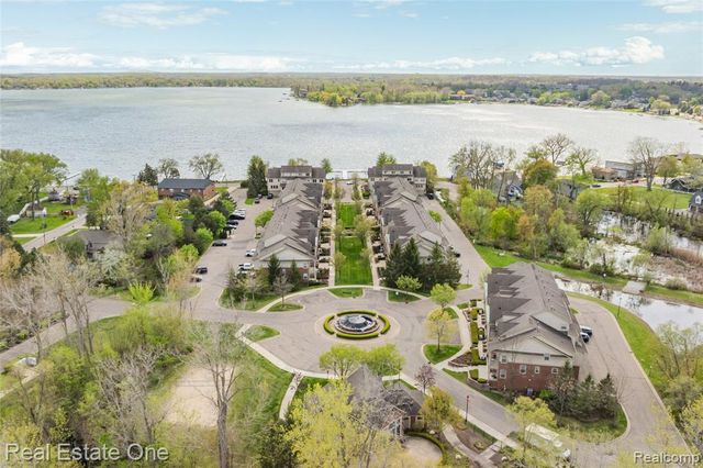 160 Sandy Lane, Walled Lake, MI 48390