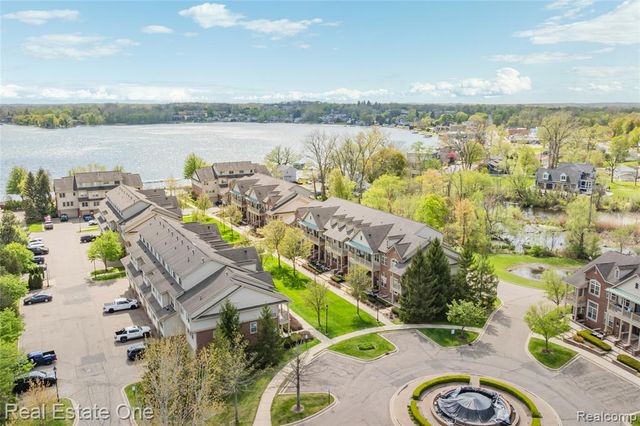 160 Sandy Lane, Walled Lake, MI 48390