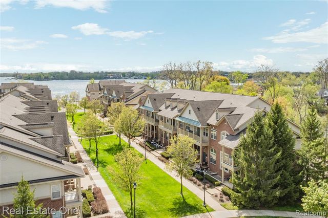 160 Sandy Lane, Walled Lake, MI 48390