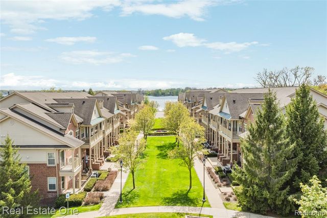 160 Sandy Lane, Walled Lake, MI 48390