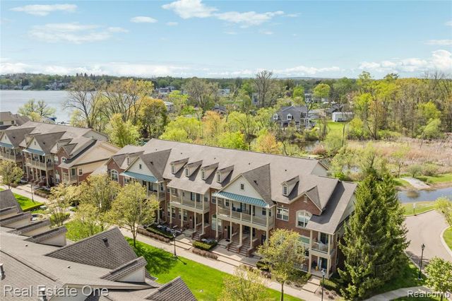 160 Sandy Lane, Walled Lake, MI 48390