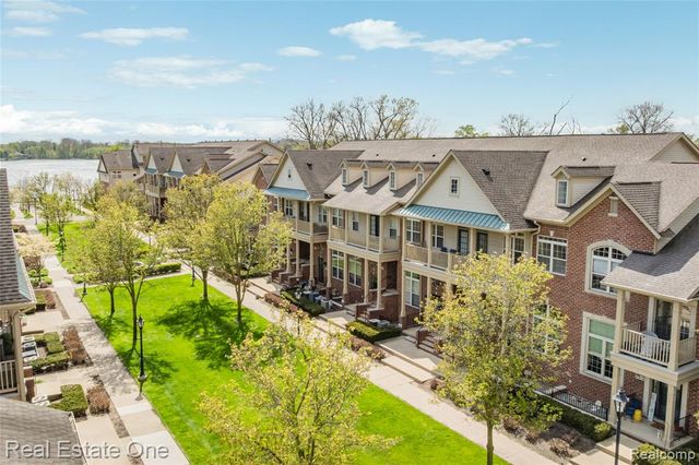 160 Sandy Lane, Walled Lake, MI 48390