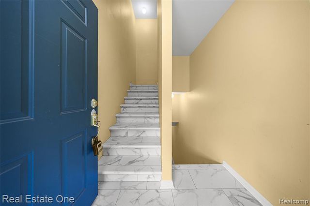 160 Sandy Lane, Walled Lake, MI 48390