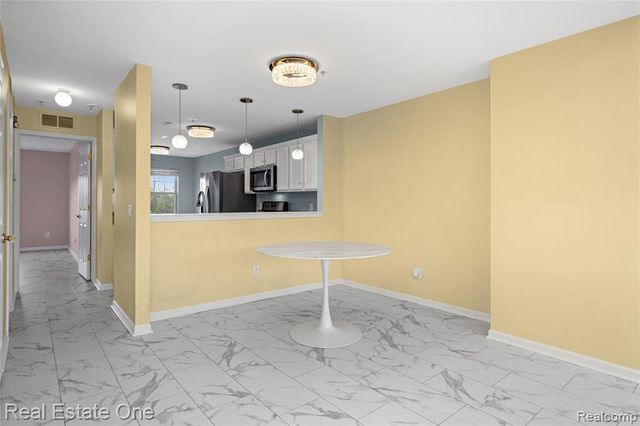 160 Sandy Lane, Walled Lake, MI 48390
