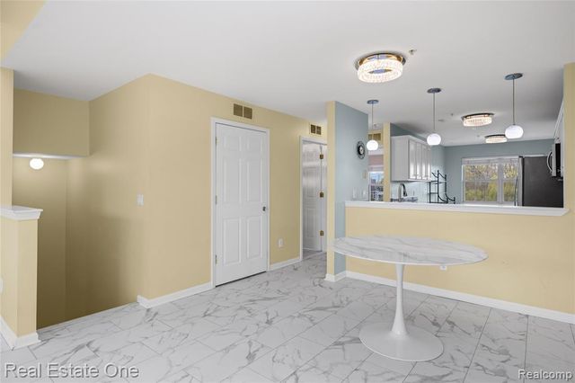 160 Sandy Lane, Walled Lake, MI 48390
