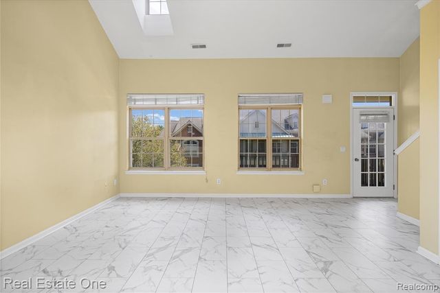 160 Sandy Lane, Walled Lake, MI 48390