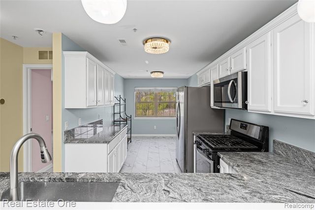 160 Sandy Lane, Walled Lake, MI 48390