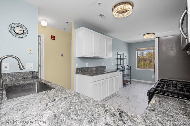 160 Sandy Lane, Walled Lake, MI 48390