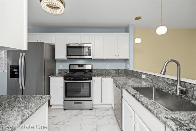 160 Sandy Lane, Walled Lake, MI 48390