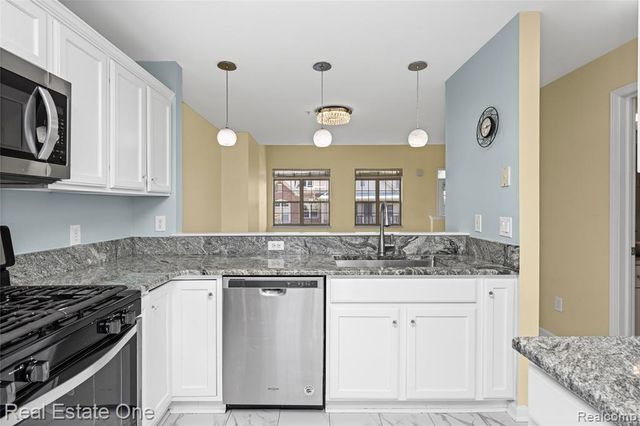 160 Sandy Lane, Walled Lake, MI 48390
