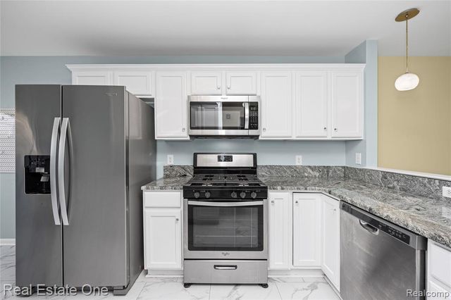 160 Sandy Lane, Walled Lake, MI 48390