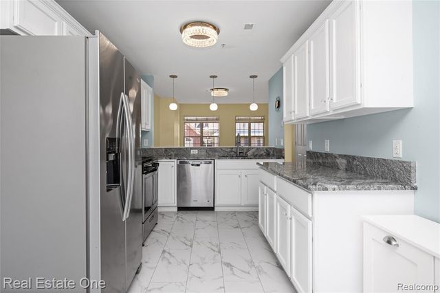 160 Sandy Lane, Walled Lake, MI 48390
