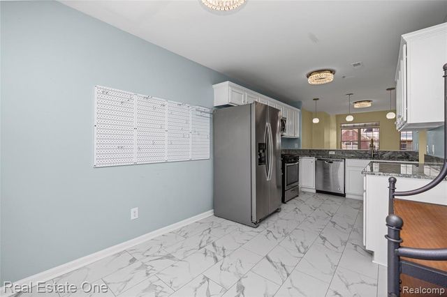 160 Sandy Lane, Walled Lake, MI 48390