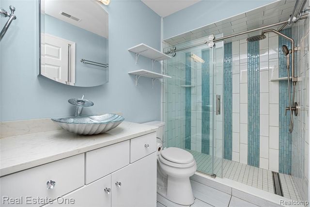 160 Sandy Lane, Walled Lake, MI 48390