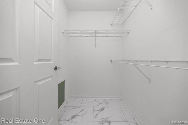 160 Sandy Lane, Walled Lake, MI 48390