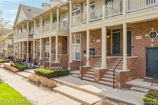 160 Sandy Lane, Walled Lake, MI 48390