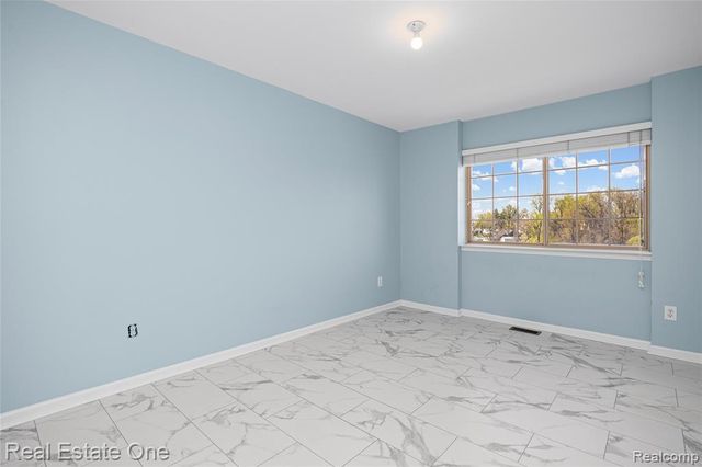 160 Sandy Lane, Walled Lake, MI 48390