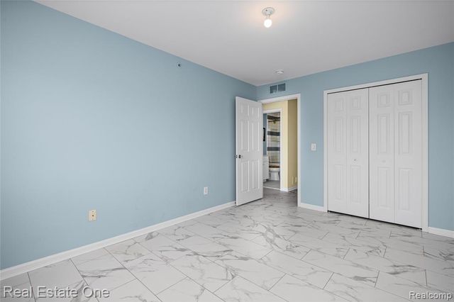 160 Sandy Lane, Walled Lake, MI 48390