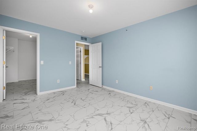 160 Sandy Lane, Walled Lake, MI 48390