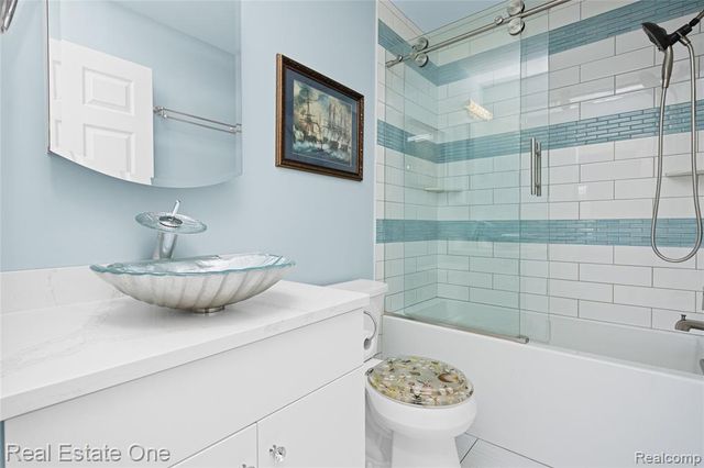 160 Sandy Lane, Walled Lake, MI 48390