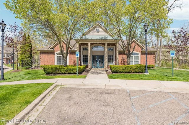 160 Sandy Lane, Walled Lake, MI 48390