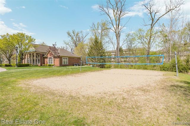 160 Sandy Lane, Walled Lake, MI 48390