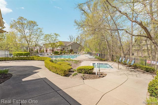160 Sandy Lane, Walled Lake, MI 48390