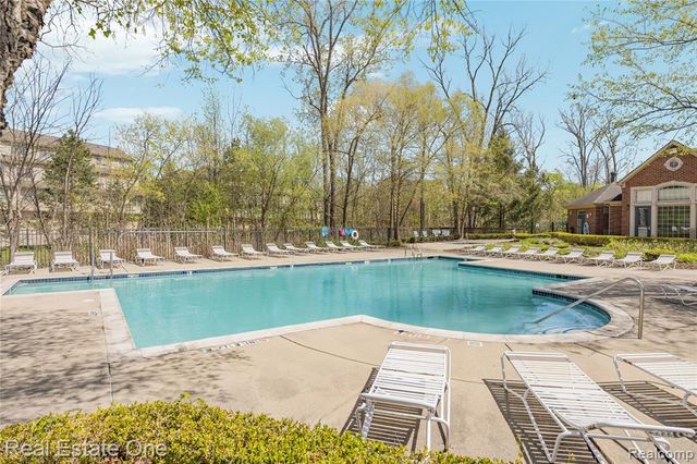 160 Sandy Lane, Walled Lake, MI 48390