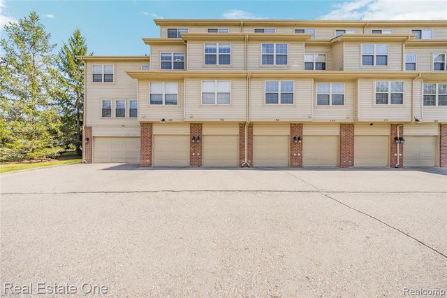 160 Sandy Lane, Walled Lake, MI 48390