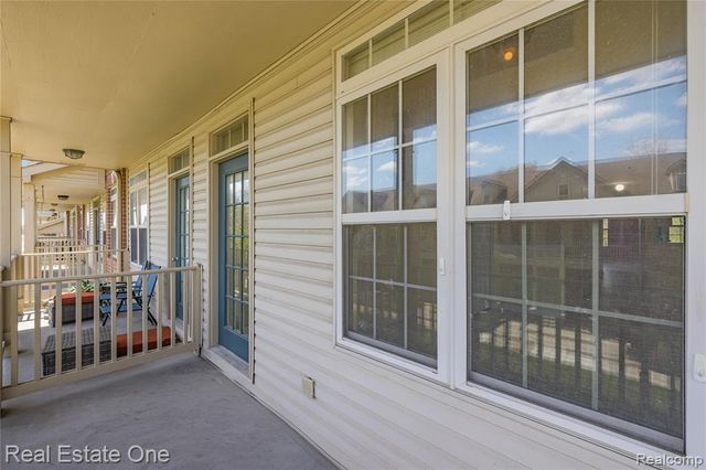 160 Sandy Lane, Walled Lake, MI 48390